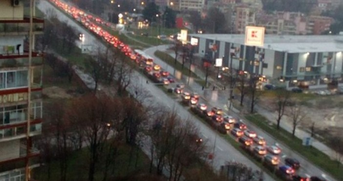 Снимка ФейсбукПроблеми с трафика във Варна по трасето от Евксиноград“
