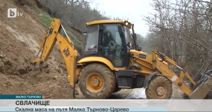 Кадър: bTVСвлачище затвори за часове пътя между Малко Търново и