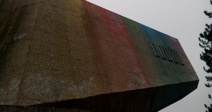 Паметникът на Българо съветската дружба е боядисан в цветовете на дъгата