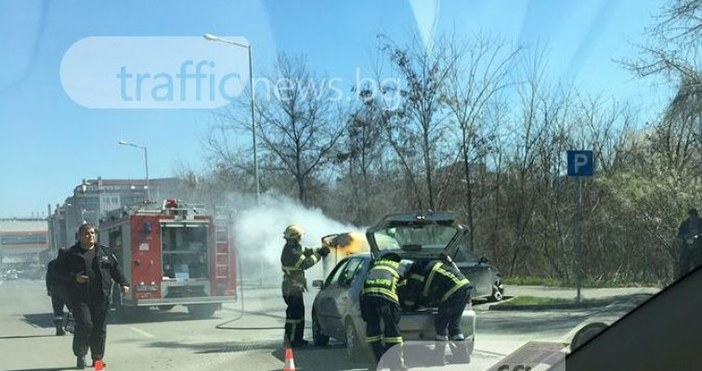Снимка: TrafficNews.bg.Лек автомобил  се запали в движение в квартал Христо