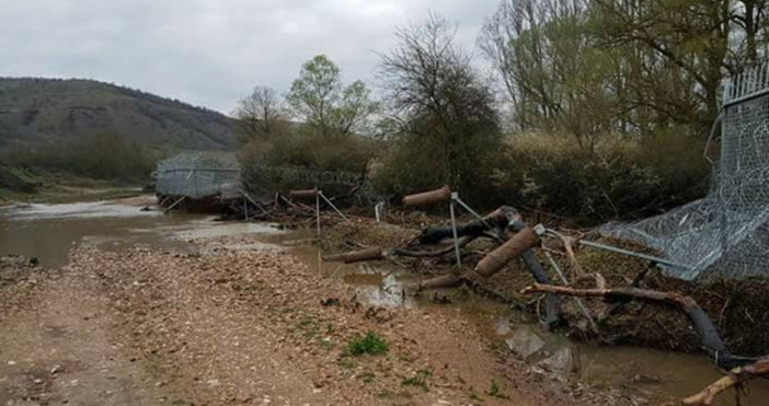 Снимка вестник Старият мост Високите води по пограничните реки са нанесли повреди