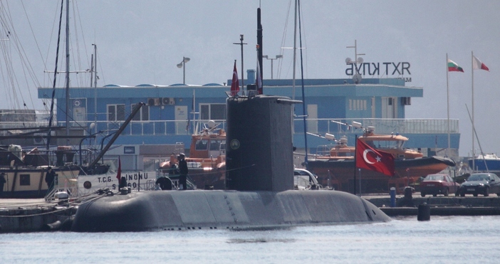 Подводница Иньоню TCG I Inönü патрулен кораб Текирдаг и спомагателен