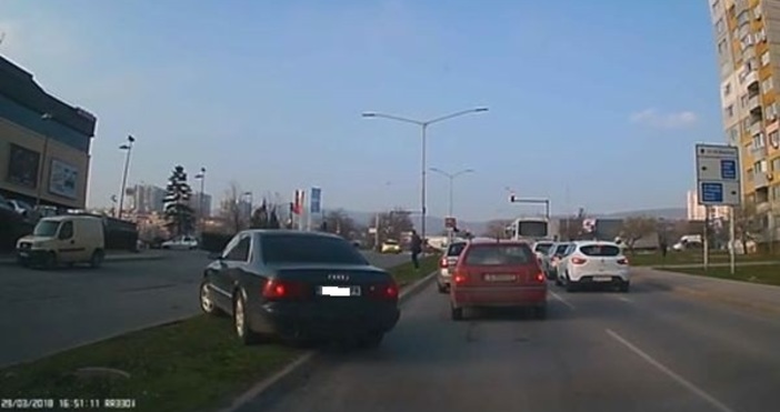 Кадри: Varna24.bgФрапантна случка на пътя във Варна засне шофьор, предаде Varna24.bg.