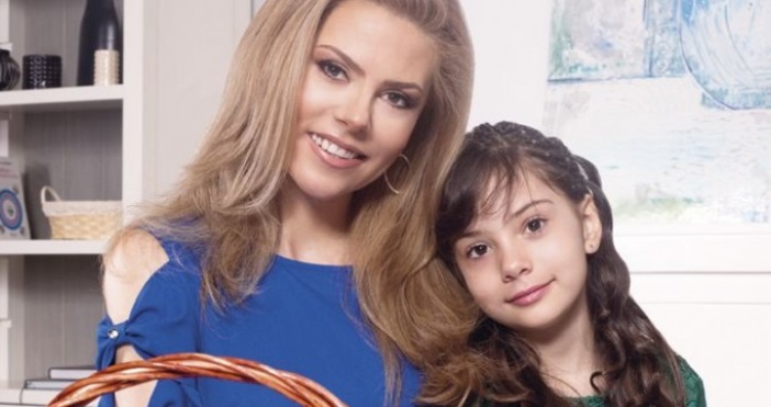 Снимка LOVE styleТв водещата Деси Банова и седемгодишната й дъщеря Йоанна