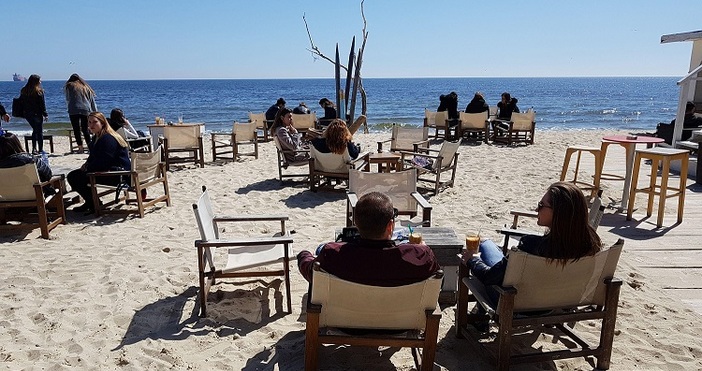 Снимки БулфотоВъпреки делничният ден топлото вече време напълни култовото плажно