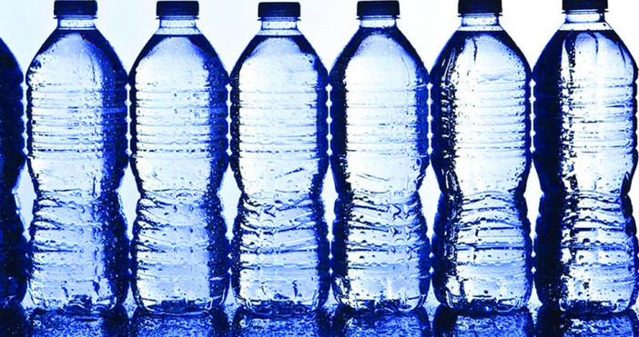 Следвайки съветите на лекарите да приемаме повече вода през последните