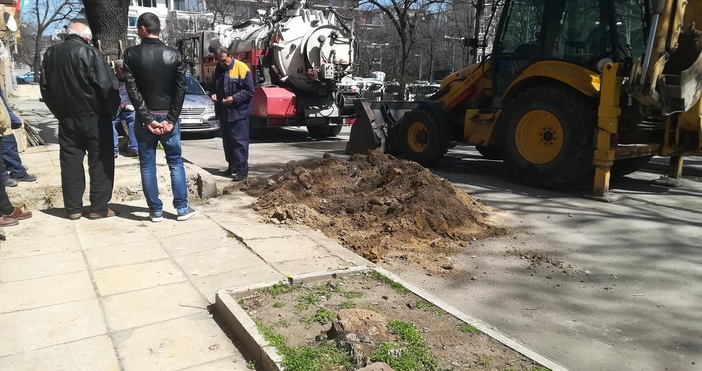 Служители на ВиК работят по отстраняване на канализационна авария на