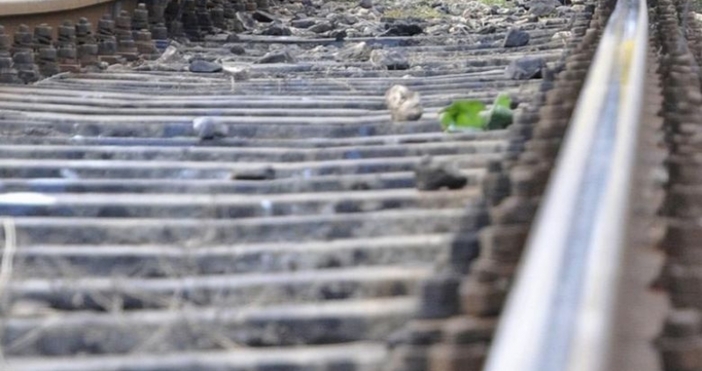 Снимка Булфото5 тонна стоманена конструкция демонтирана от скоростната жп линия София