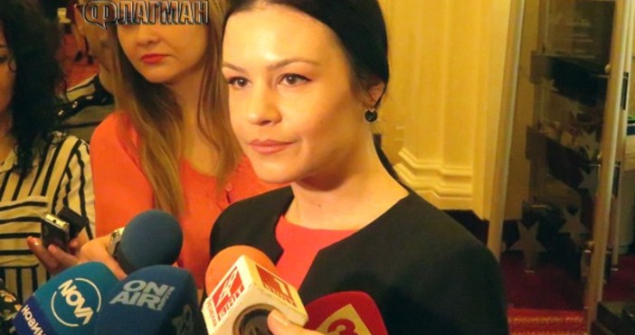 Снимка Флагман.бг31-годишната Елена Аксиева днес стана депутат от Воля. Тя заема