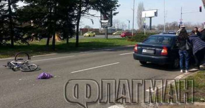 Снимка Флагман бгАвтомобил помете велосипедист пред хотел Аква в Бургас Инцидентът