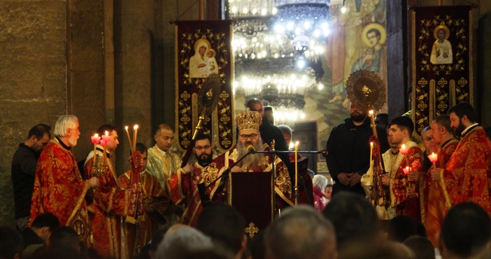 Хиляди вярващи православни християни се събраха пред катедралния храм във