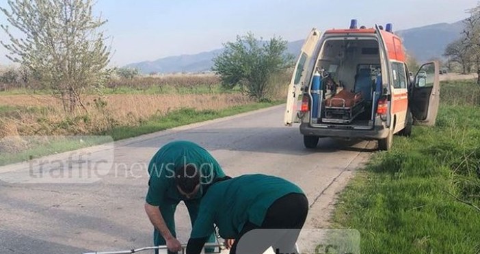 Фелдшер в Бърза помощ спря линейка за да помогне на