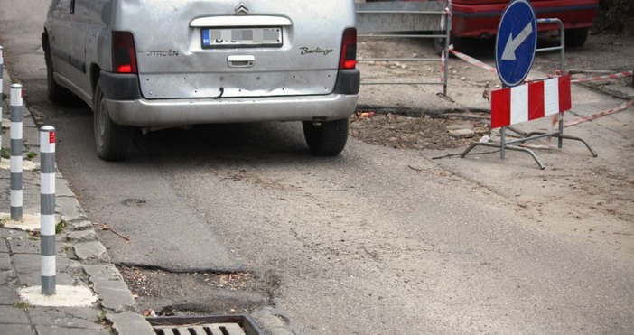 Дупките по по-малките улици във Варна създават все по-големи проблеми.