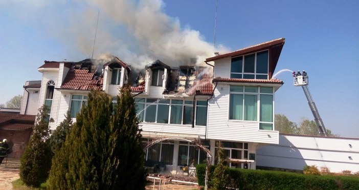 Пожар избухна в хотелски комплекс намиращ се в покрайнините на