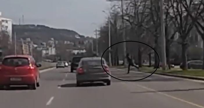 Мъж който хвърля камъни по коли във Варна бе заснет