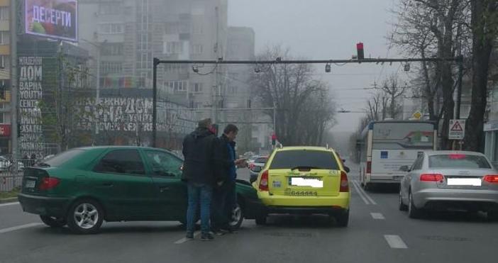 Снимка Varna24 bgКатастрофа между лек автомобил и такси е станала тази