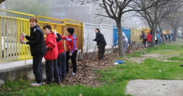 Снимка Радио ВарнаВ деня на пролетното почистване на Варна ученици