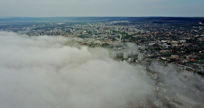 БулфотоОт няколко дни Варна осъмва с гъсти мъгли заради които 