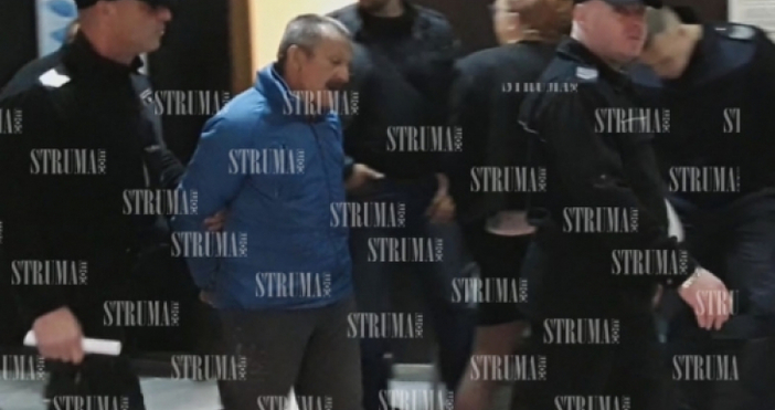 Снимки: Struma.comВ Районен съд Благоевград окован в белезници доведоха 56-годишният Павел