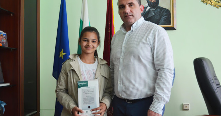 Кметът на Община Девня награди петокласничката Айлин Ферад която откри