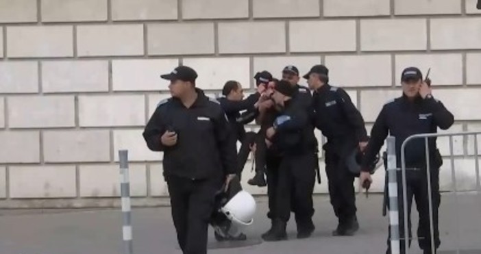 Пострадалата полицайка по време на дербито между ЦСКА и Левски