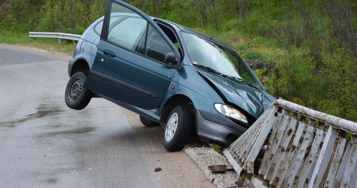 Снимки БулфотоЛек автомобил Рено се заби в перилата на мост