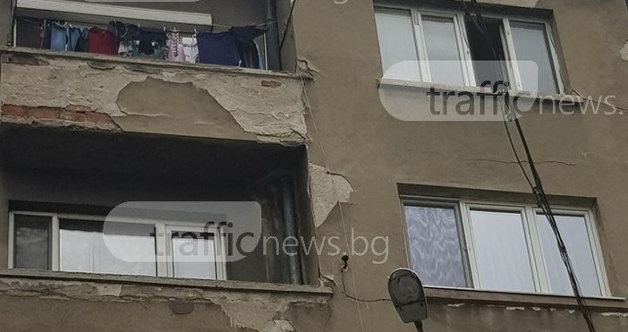 Снимка TrafficNews bgОгромно парче мазилка се откърти от сграда на улица
