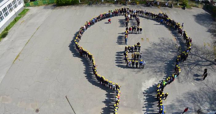 Флашмоб по повод Деня на Земята направиха учениците от Професионалната