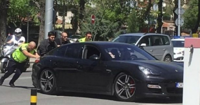 Снимки trafficnews bgАварирал автомобил събра погледите в пловдивския квартал Кючук Париж