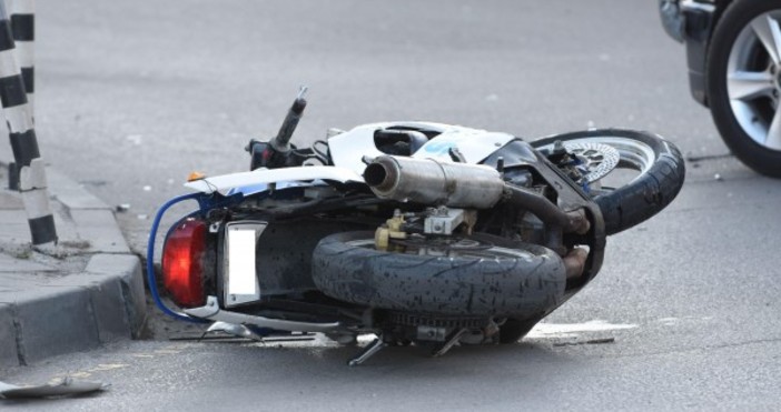 Тежка катастрофа между лек автомобил и мотоциклет по чудо се