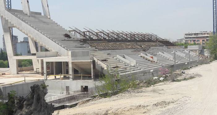 Първата от четирите трибуни на стадион Варна ще е готова