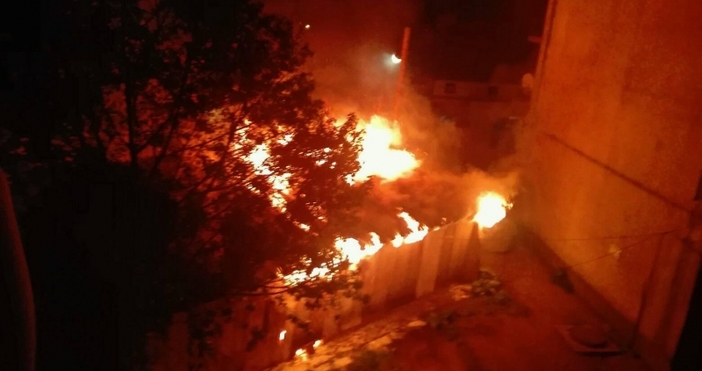 Снимки БулнюзСъс снимки на пожара изпепелил магазин за дрехи втора употреба