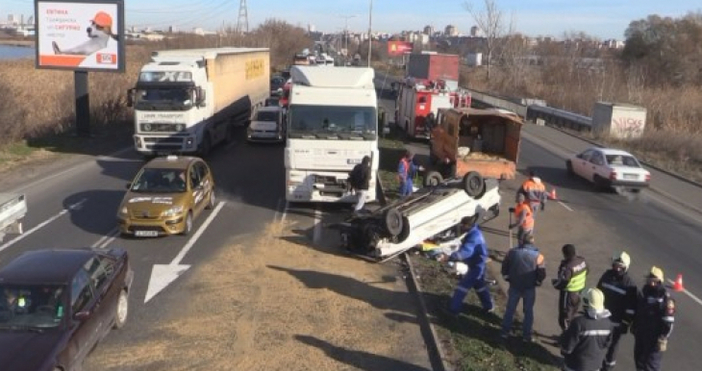 Снимка: bTVТри коли и два товарни автомобила се удариха край