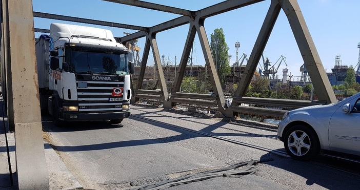 снимки БулфотоСъстоянието на моста Родопа в островната зона във Варна