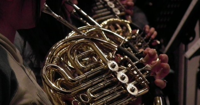 Музикант от Бургаската опера превъртя и подлуди присъстващите на Първомайската манифестация