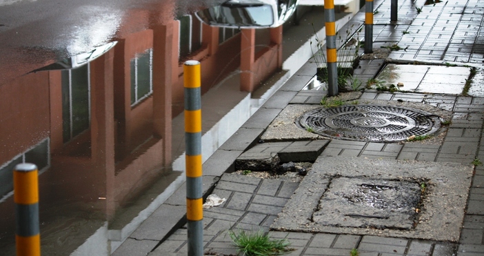 Всеки път като завали във Варна, на определени улици се