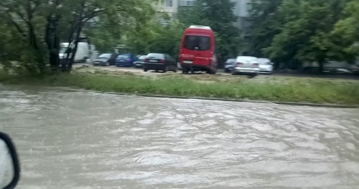 Видео Даниел ДимовСлед дъжда който се изля днес варненските улици