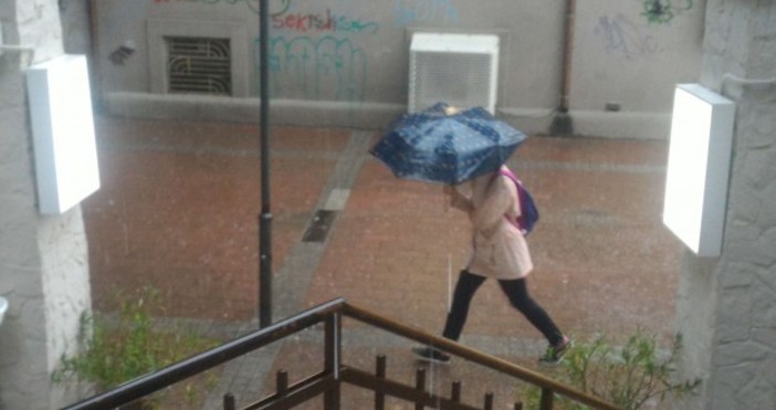 © Plovdiv24.bg Силен дъжд се изсипва над Пловдив и наводни