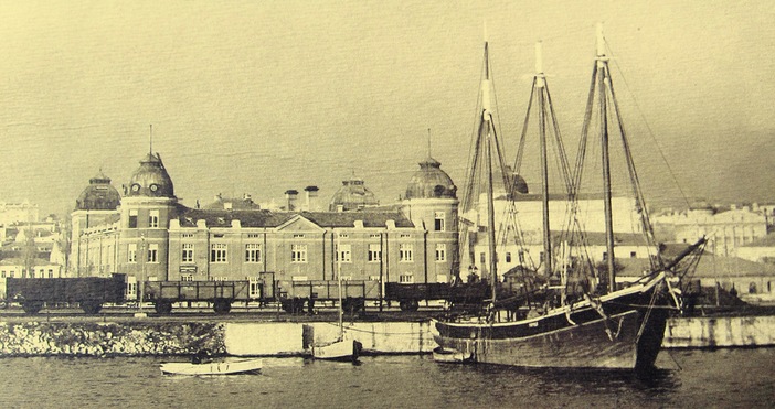В началото на 1895 г. е проведен търг за строителството
