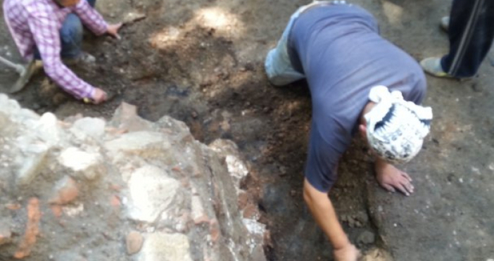 Снимки: МарицаАрхеологическият екип, който копае в частния имот преди Тунела