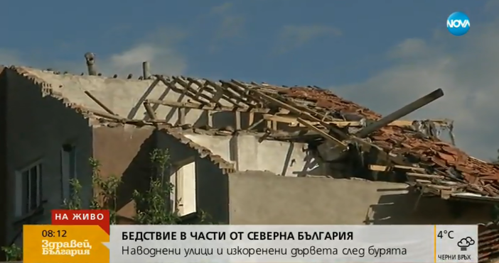 Мъжът Петър Танчев чиято къща пострада най много след урагана снощи