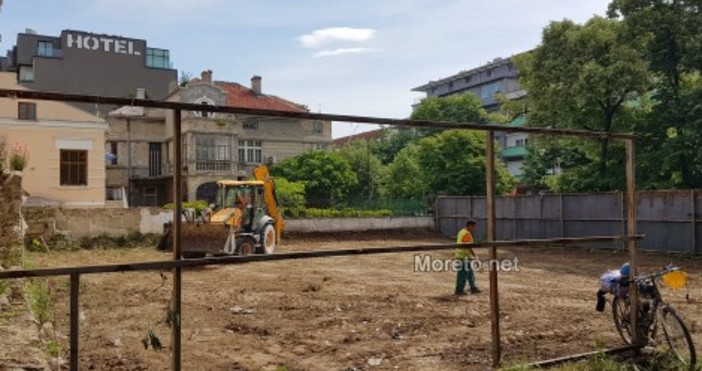 Moreto netОткрит паркинг ще заеме мястото на съборената Картофена къща в