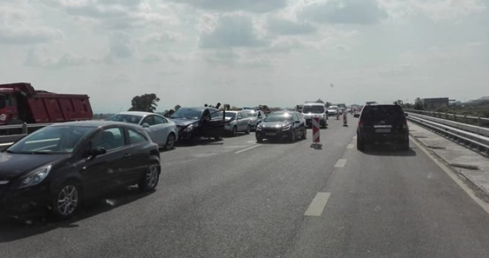 Снимка: trafficnews.bg.Две верижни катастрофи са станали на магистрала Тракия в
