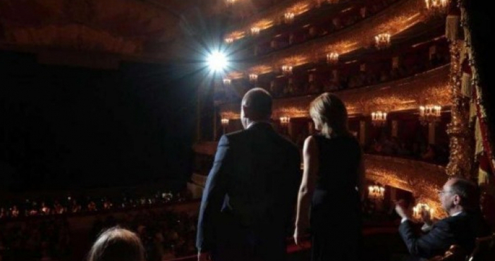 Публиката на Болшой театър аплодира българския президент Румен Радев и