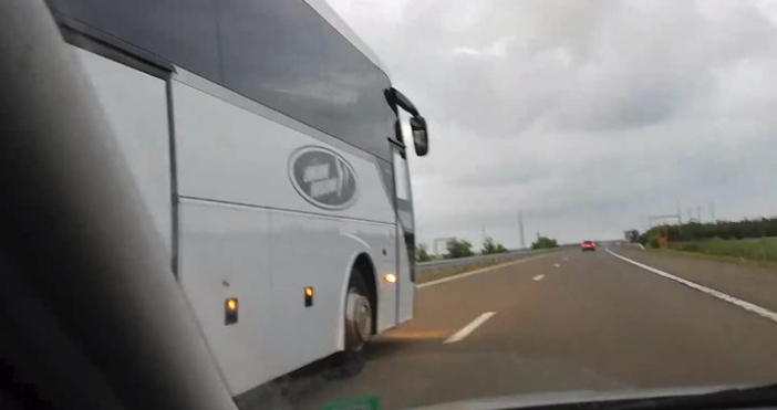 Автобус убиец на фирма Юнион Ивкони лети по магистралата с