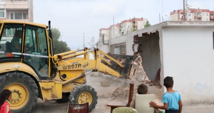 © Plovdiv24 bg Багери събарят незаконни къщи и магазини в пловдивския квартал