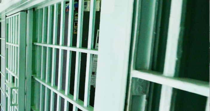 Полицията в Бургас залови снощи затворник издирван от 2015 година Това