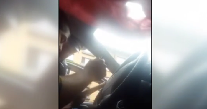 Любителско видео от София показва как пътен полицай взима пари от