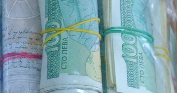 Снимка: Булфото Жена от Казанлък е дала сумата от 6 600