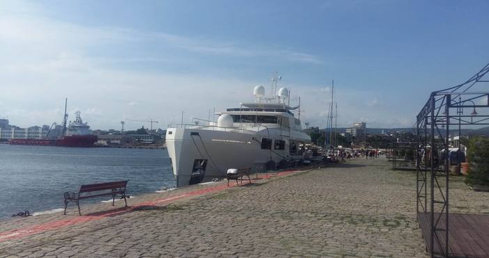 Моторната яхта OCEAN DREAM събра погледите на варненци и гостите